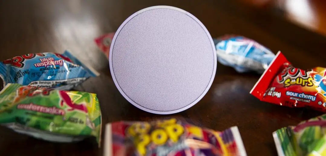 O colorido Echo Pop da Amazon está à venda com uma lâmpada inteligente gratuita por apenas US $ 23