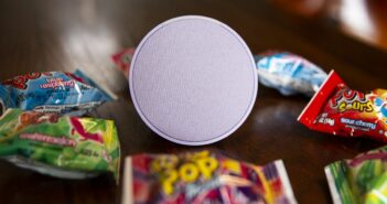 O colorido Echo Pop da Amazon está à venda com uma lâmpada inteligente gratuita por apenas US $ 23